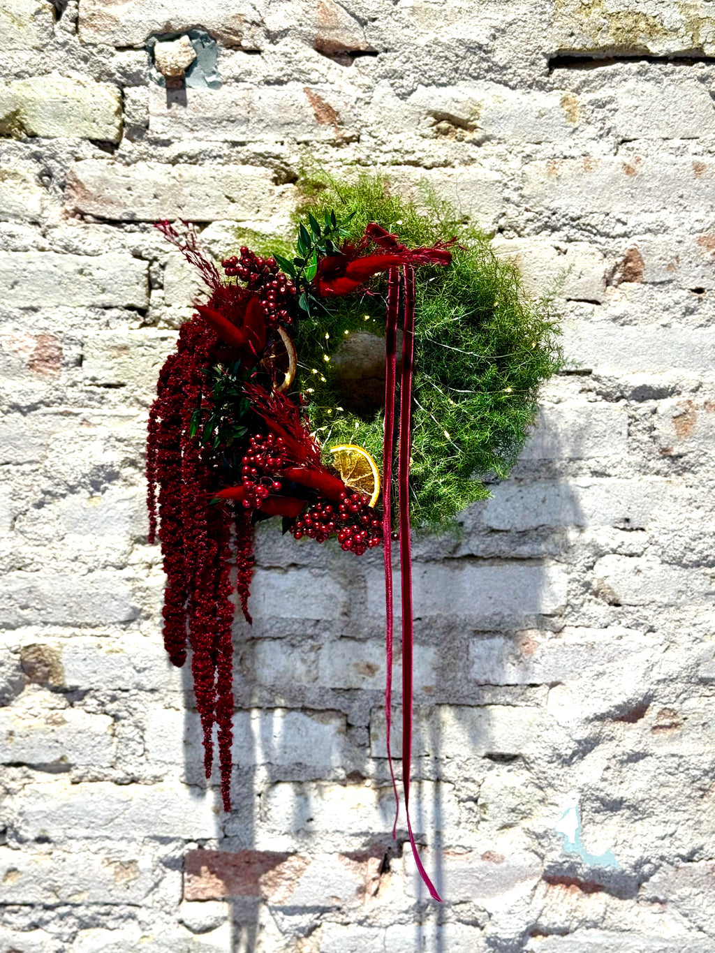 Corona Navideña Verde con Berries Rojas y Rodajas de Naranja | Decoración Artesanal y Natural