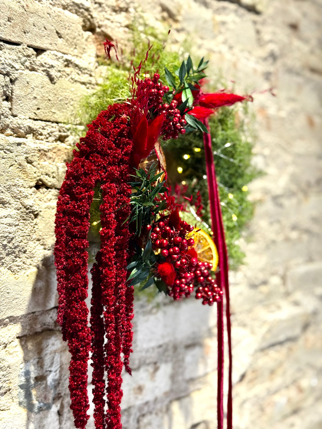 Corona Navideña Verde con Berries Rojas y Rodajas de Naranja | Decoración Artesanal y Natural