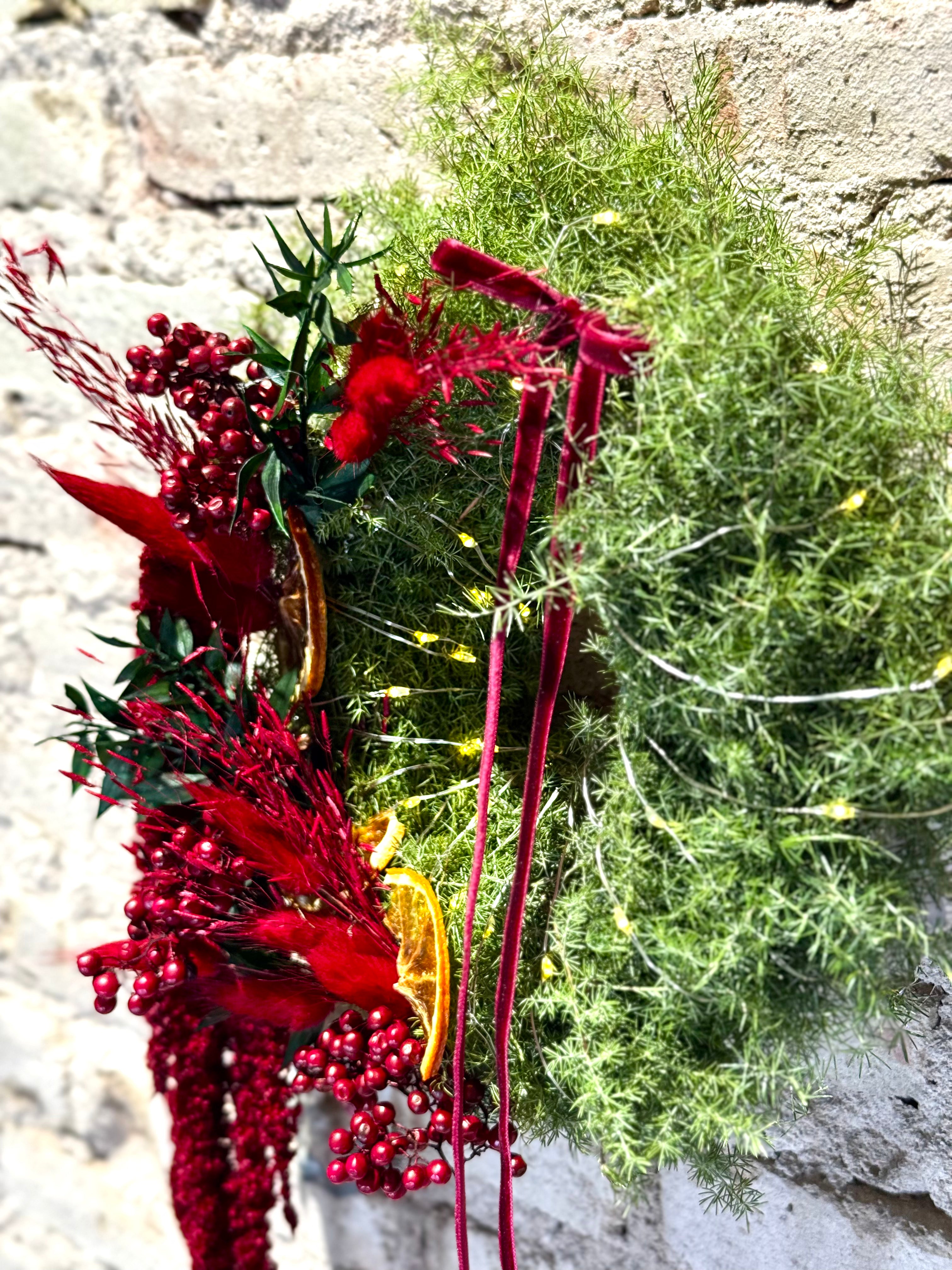 Corona Navideña Verde con Berries Rojas y Rodajas de Naranja | Decoración Artesanal y Natural