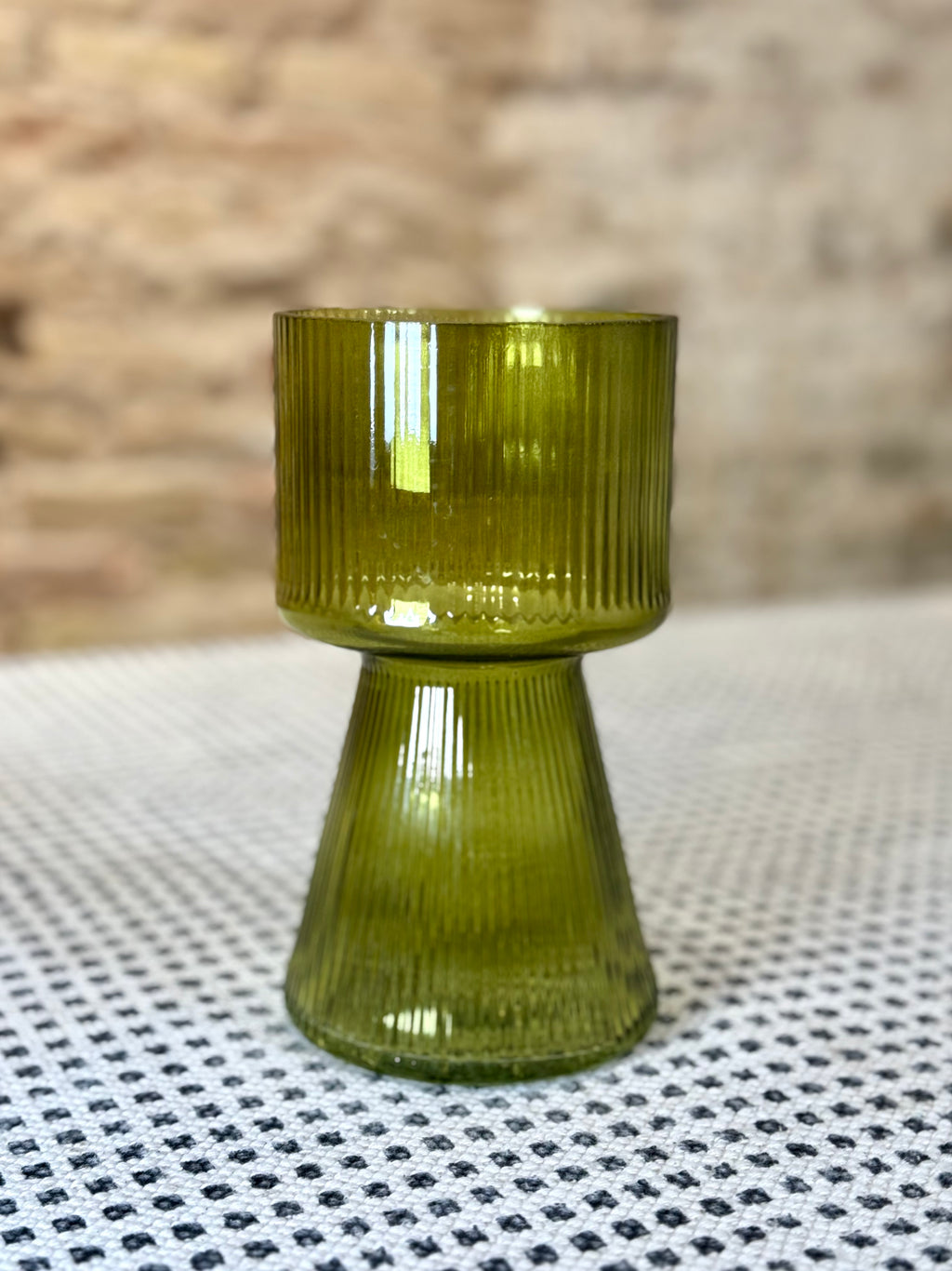 Florero de vidrio transparente con rayas discretas