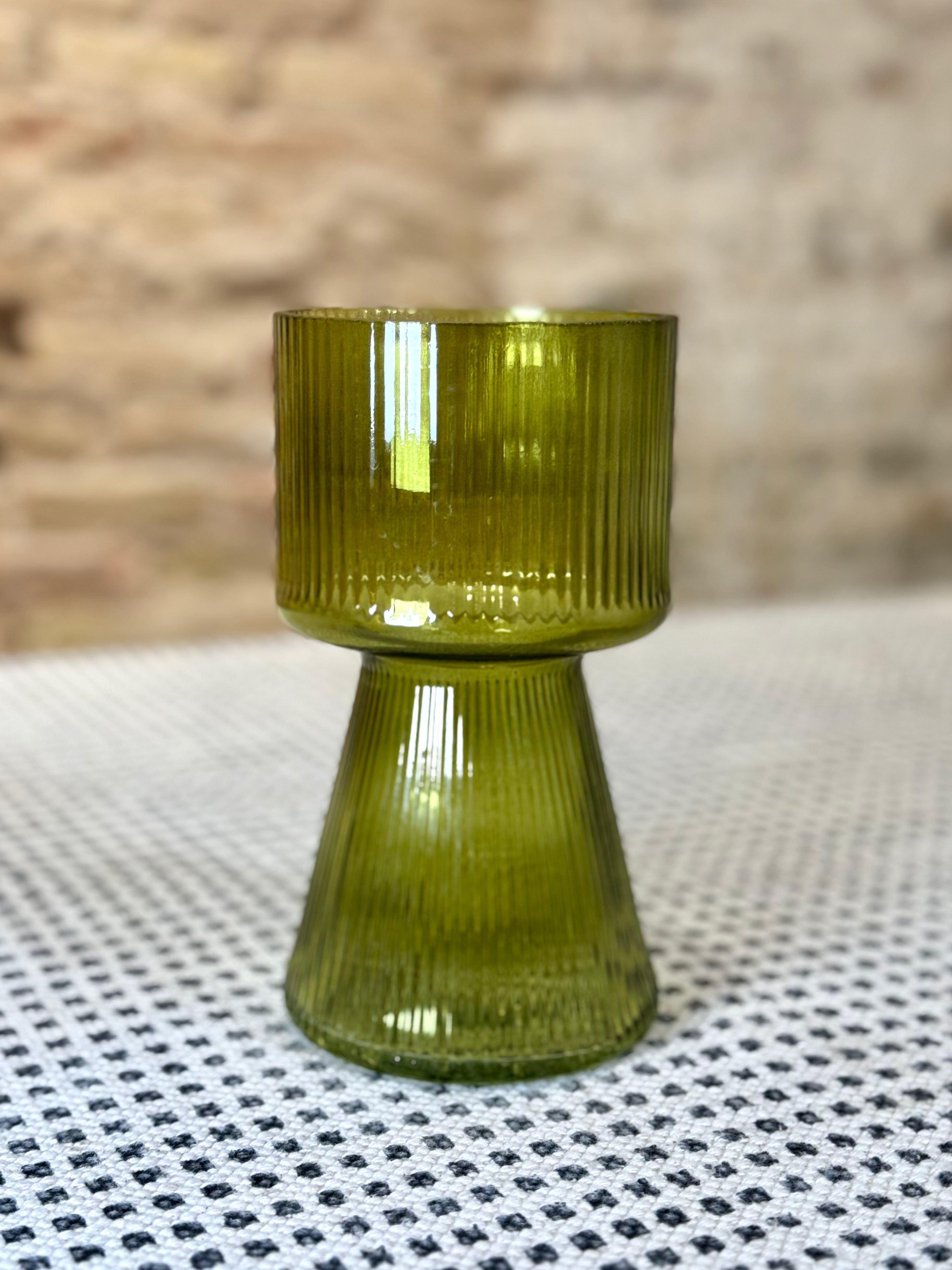 Florero de vidrio transparente con rayas discretas
