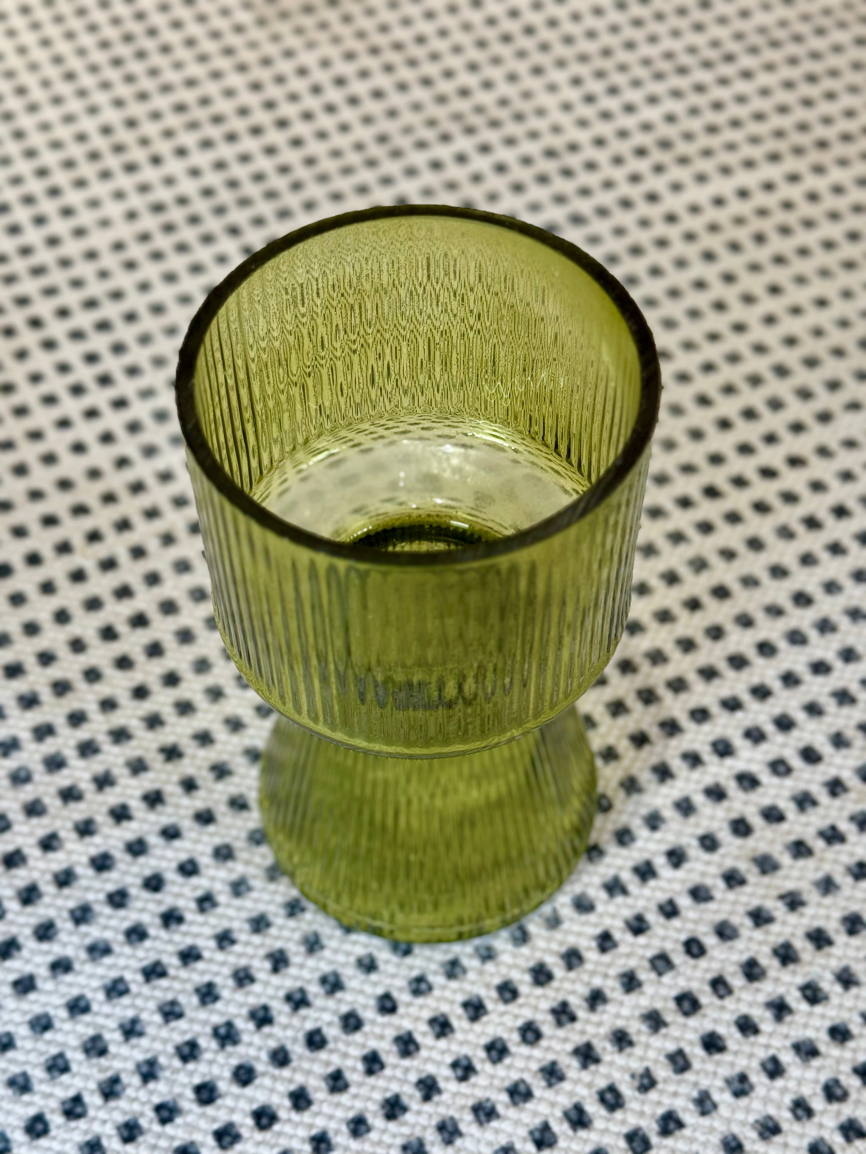 Florero de vidrio transparente con rayas discretas