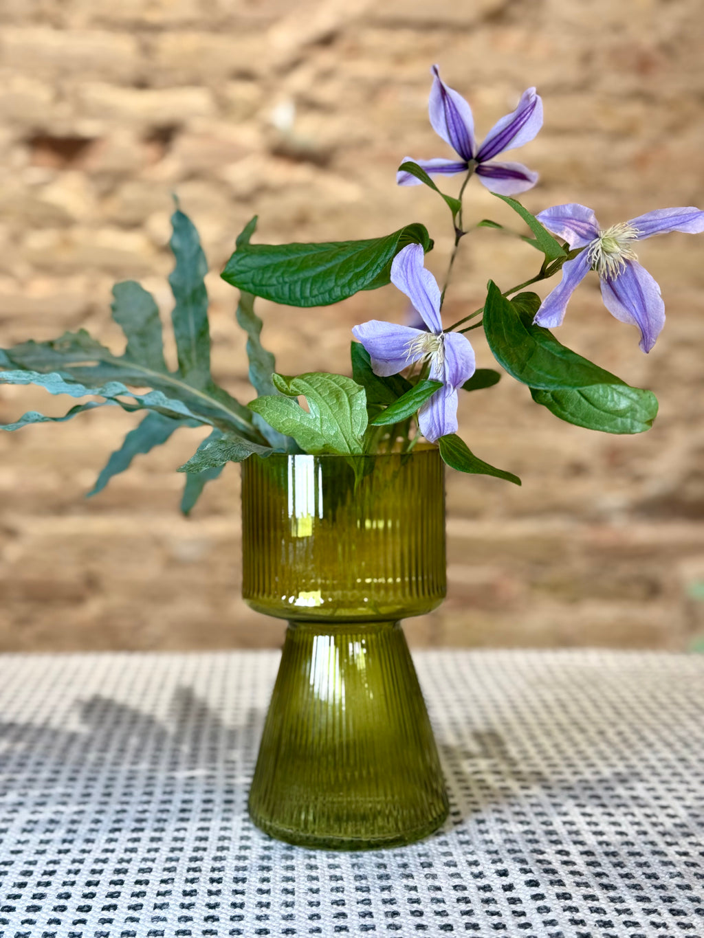 Florero de vidrio transparente con rayas discretas