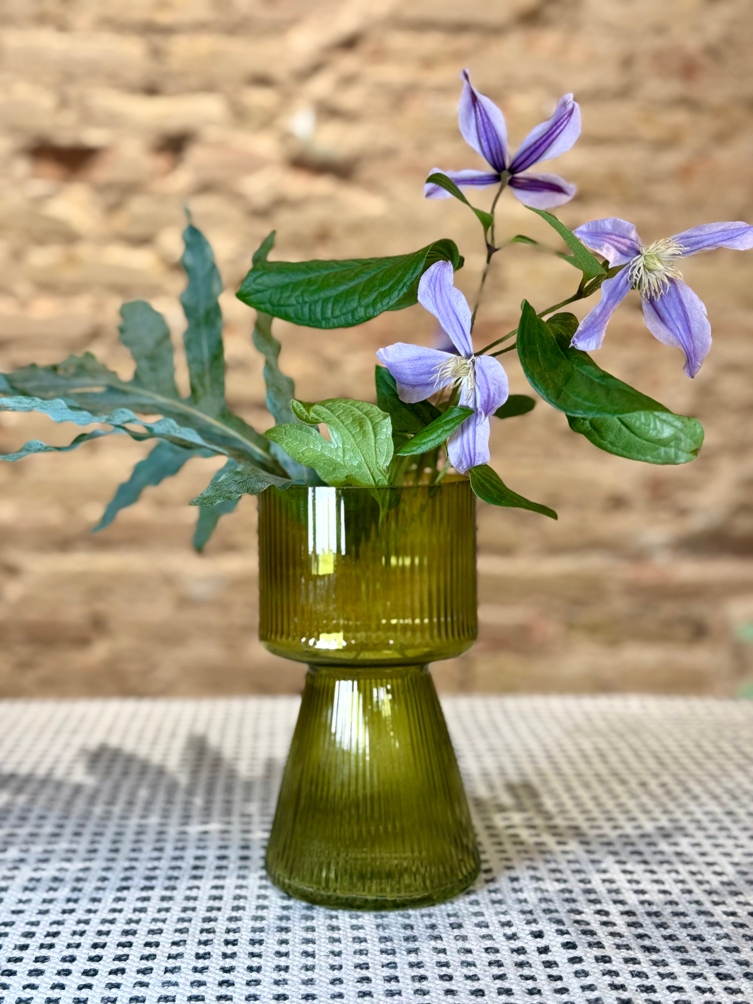 Florero de vidrio transparente con rayas discretas