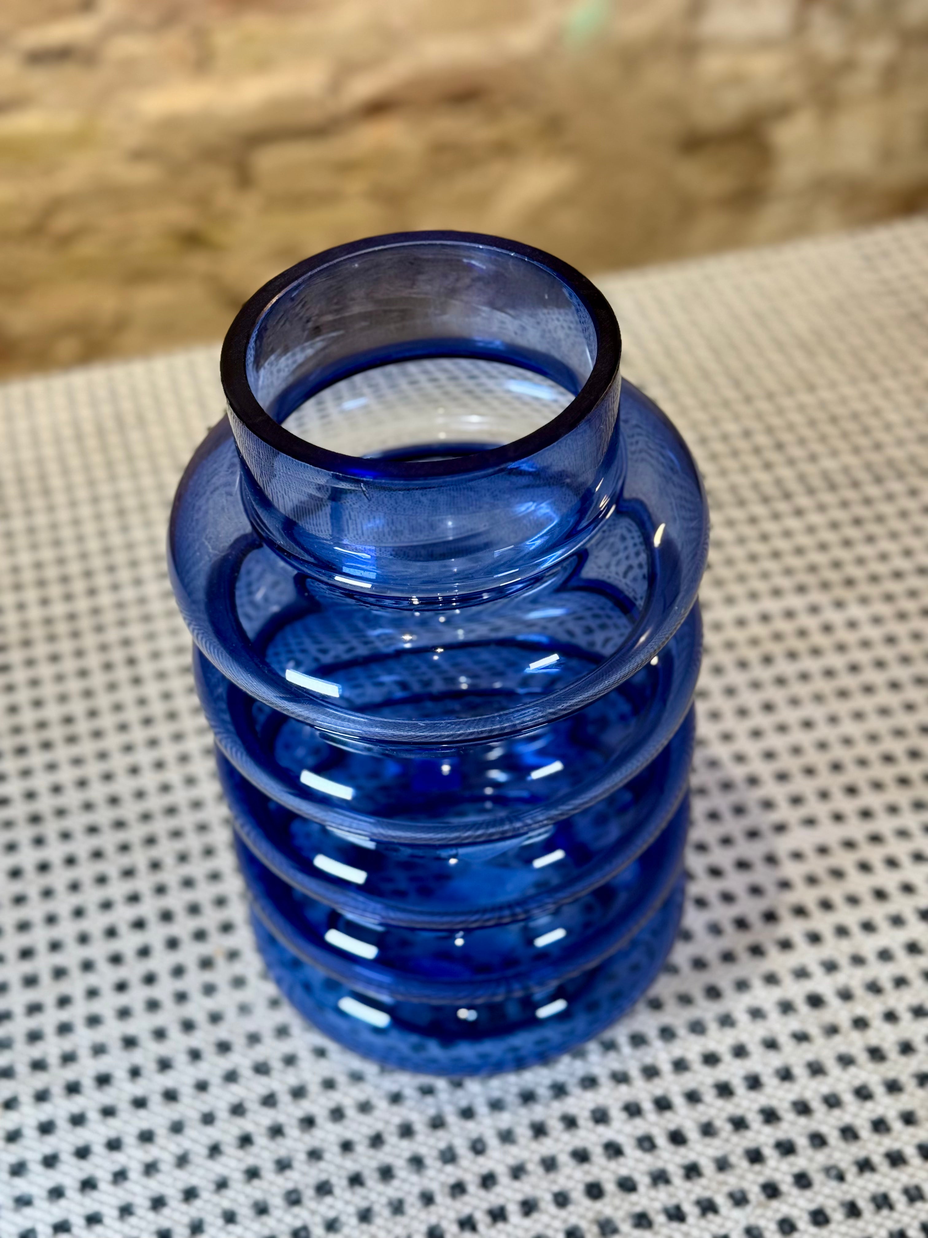 Florero de vidrio azul transparente, minimalista y elegante