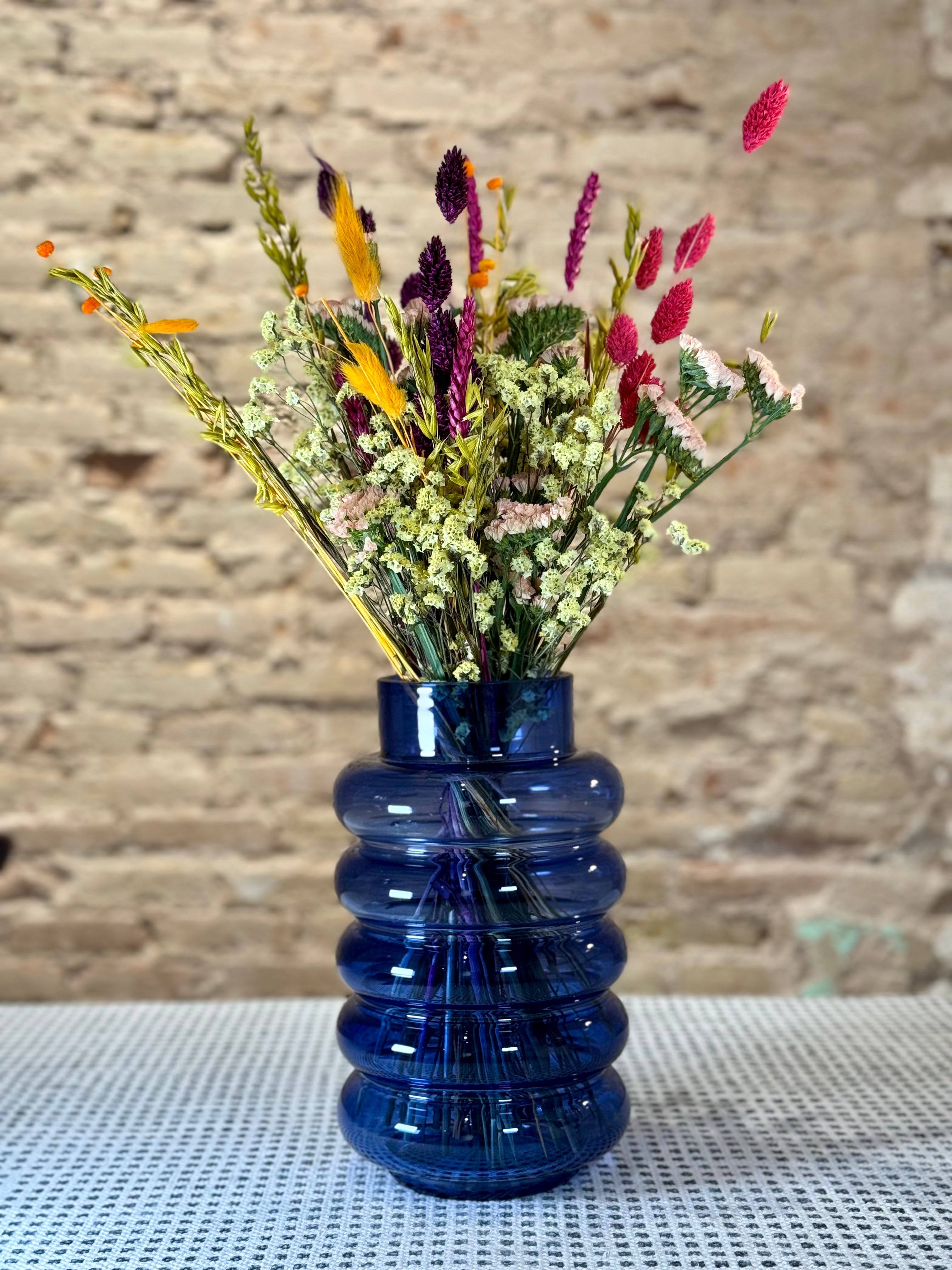 Florero de vidrio azul transparente, minimalista y elegante