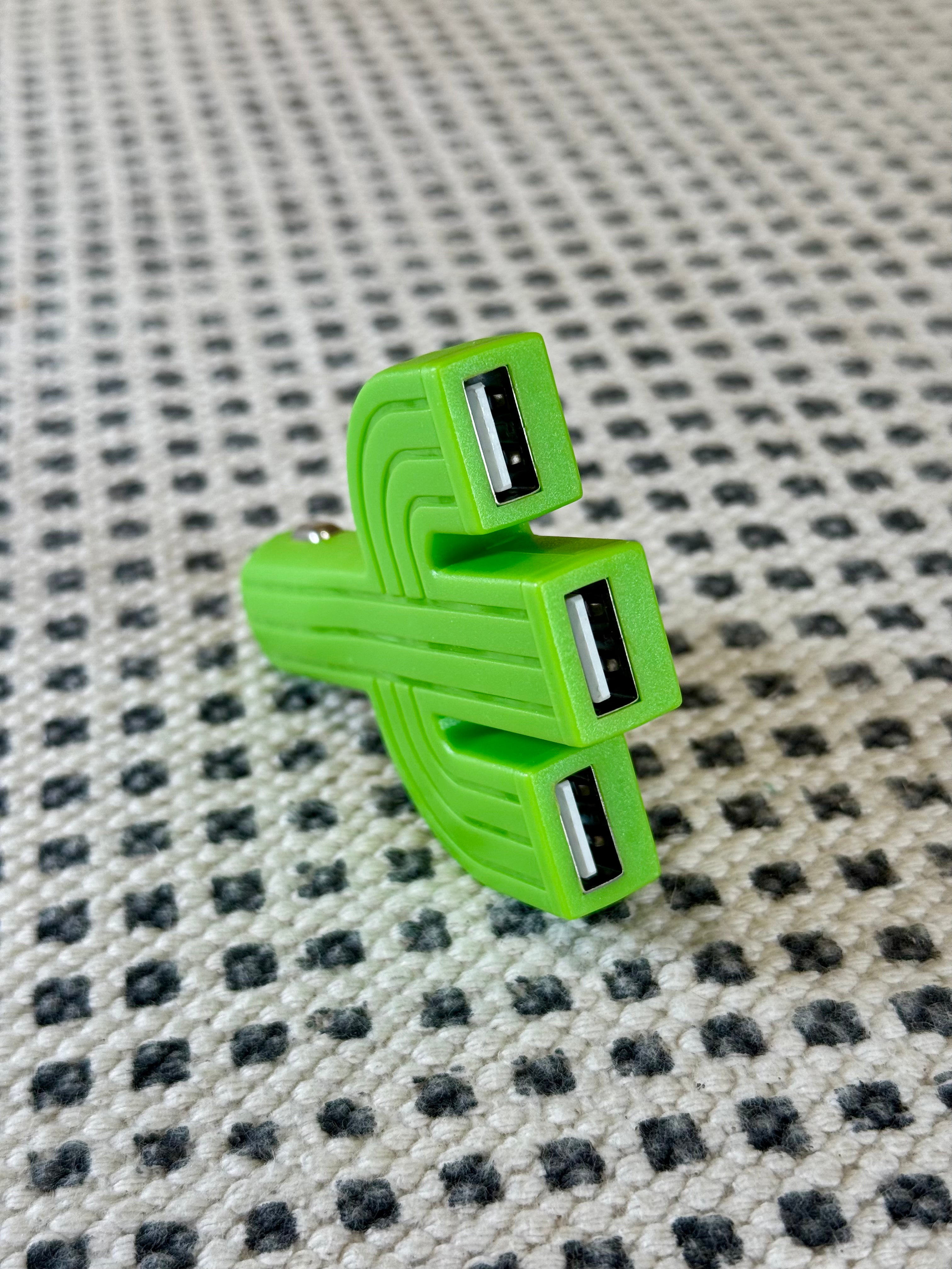 Puerto USB de Coche en Forma de Cactus – Triple USB | Marea Verde Barcelona
