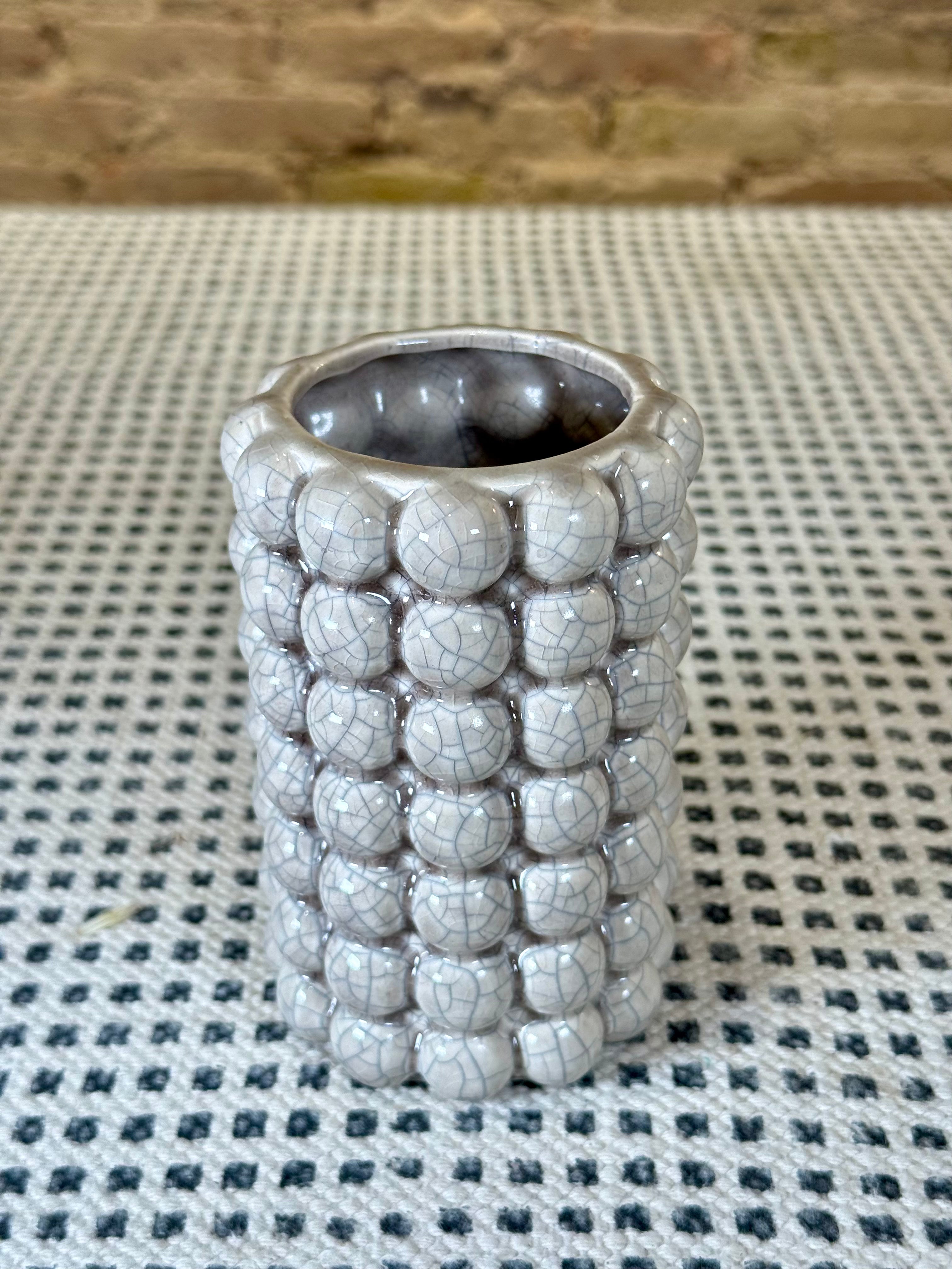 Florero de cerámica gris con motivos de pequeñas bolas