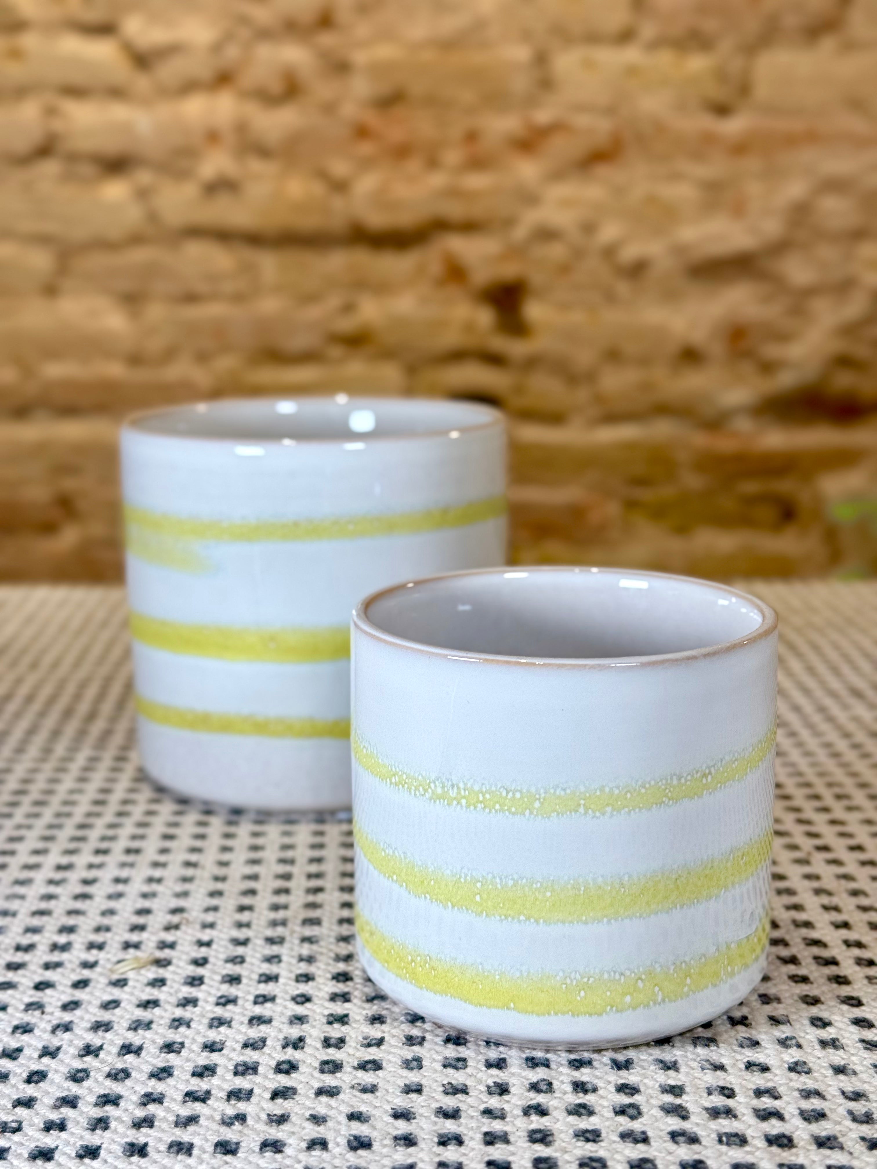 Portamacetas de Cerámica Esmaltada en Blanco con Rayas Amarillas
