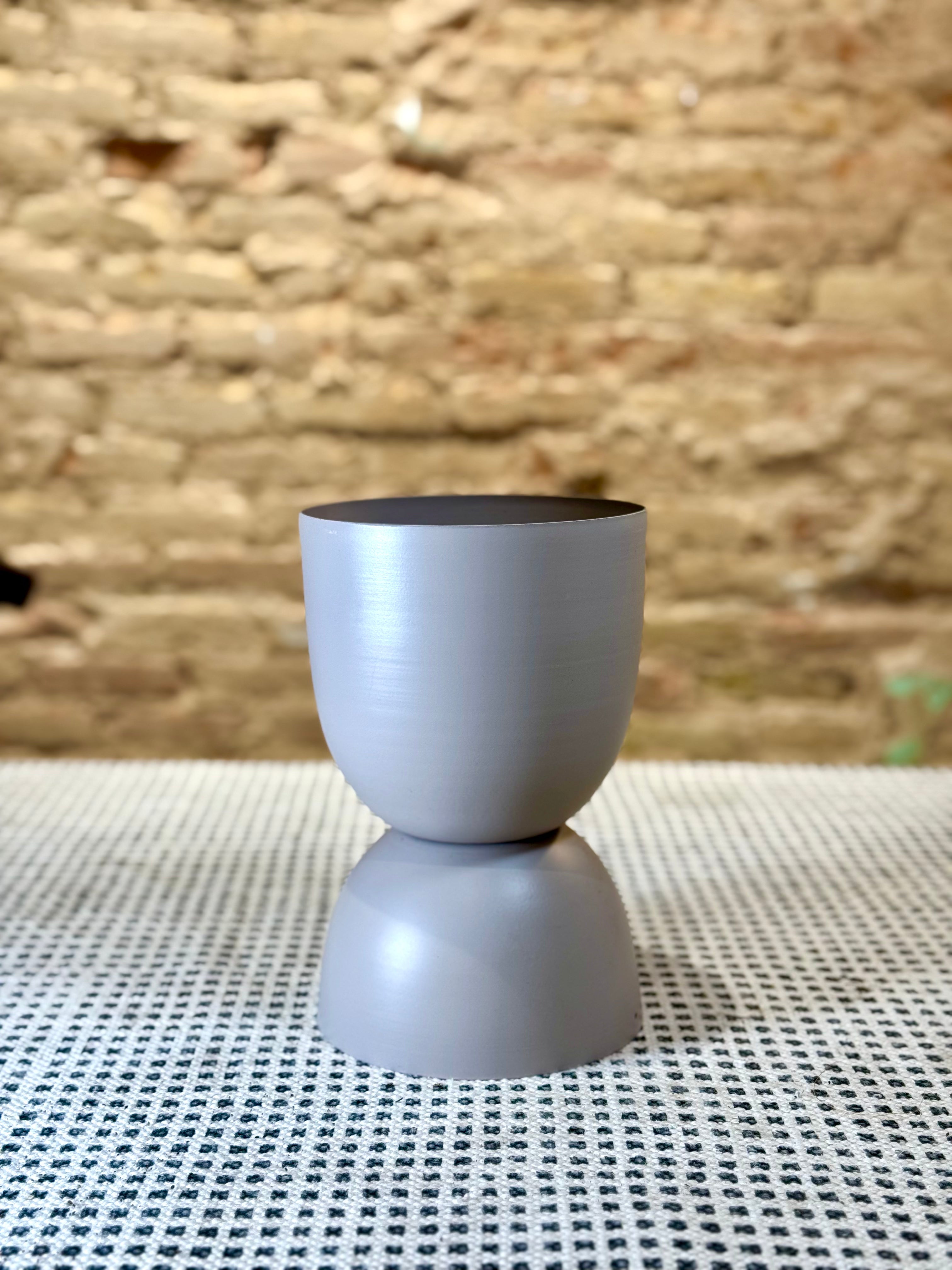 Portamacetas de metal giratorio en gris claro
