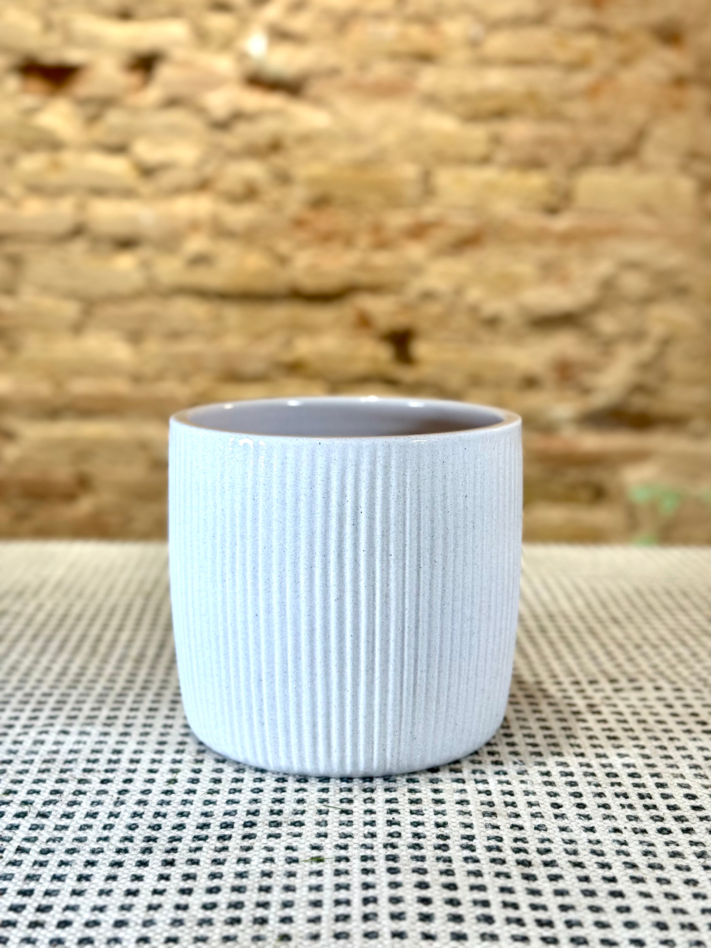 Portamacetas Elegante en Blanco con Rayas Verticales