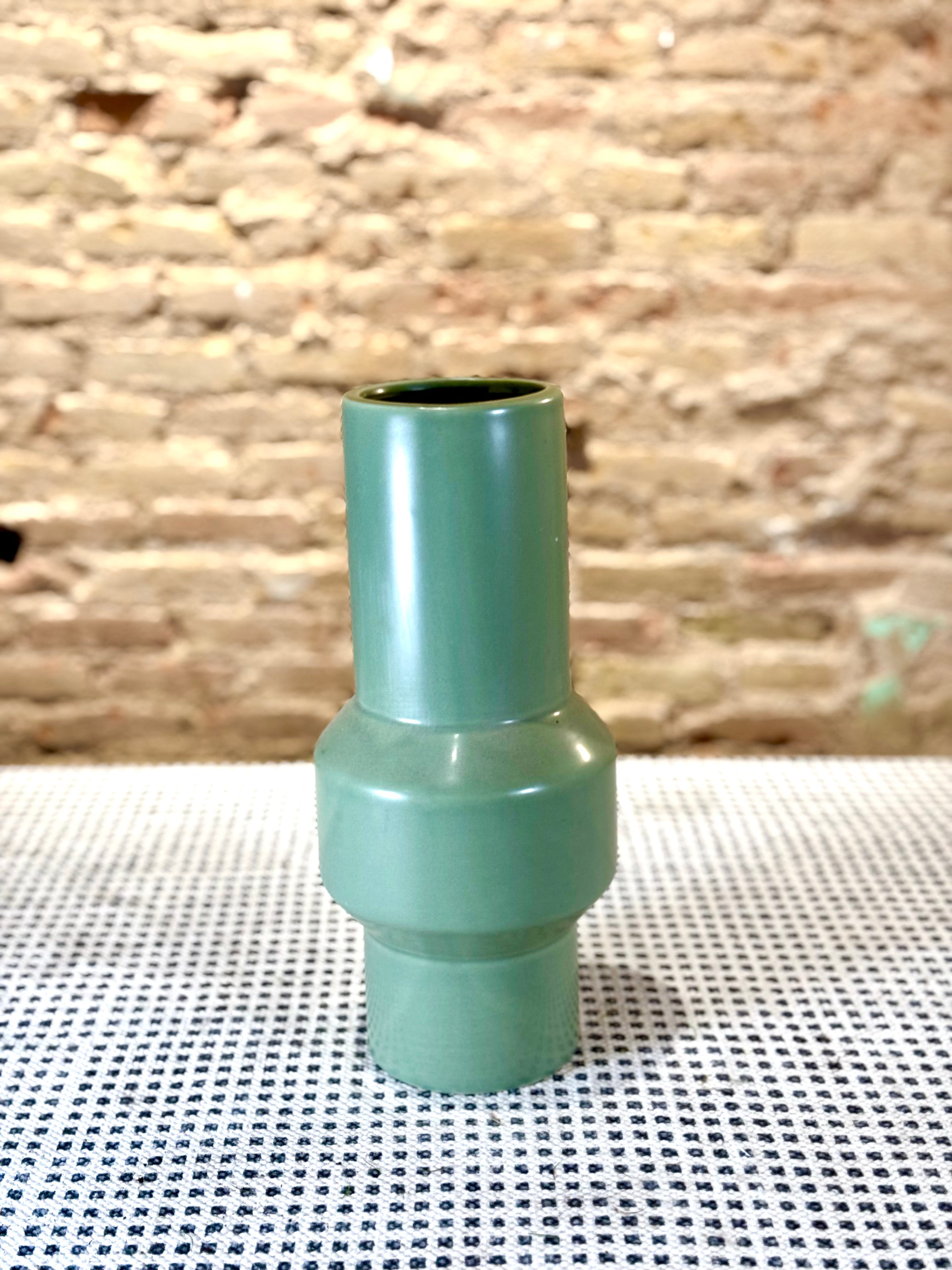 Florero cilíndrico de cerámica verde, estilo minimalista