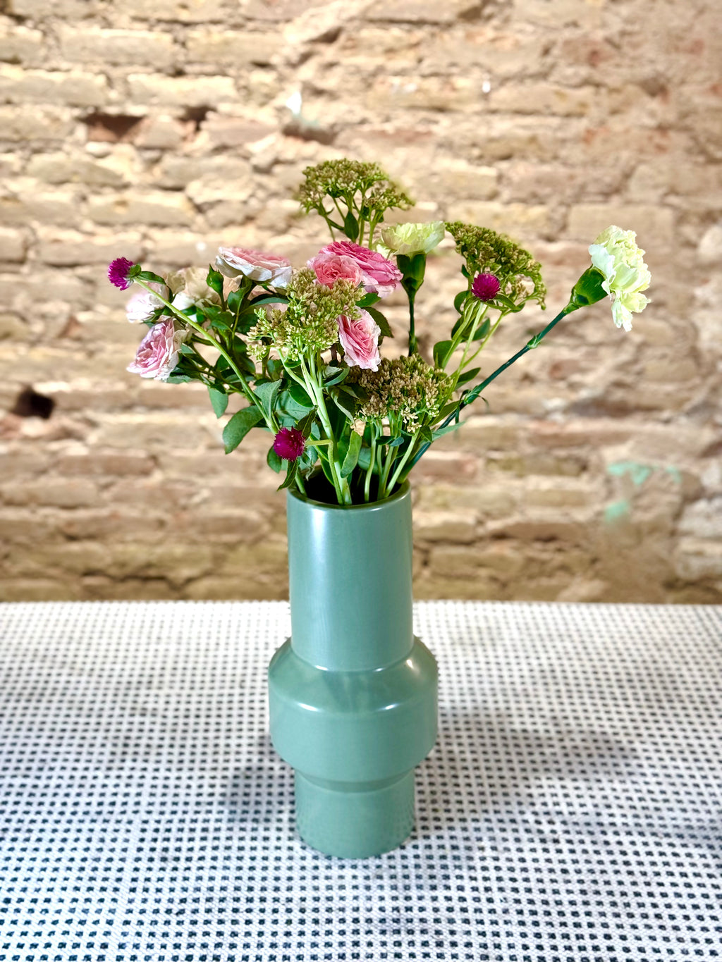 Florero cilíndrico de cerámica verde, estilo minimalista
