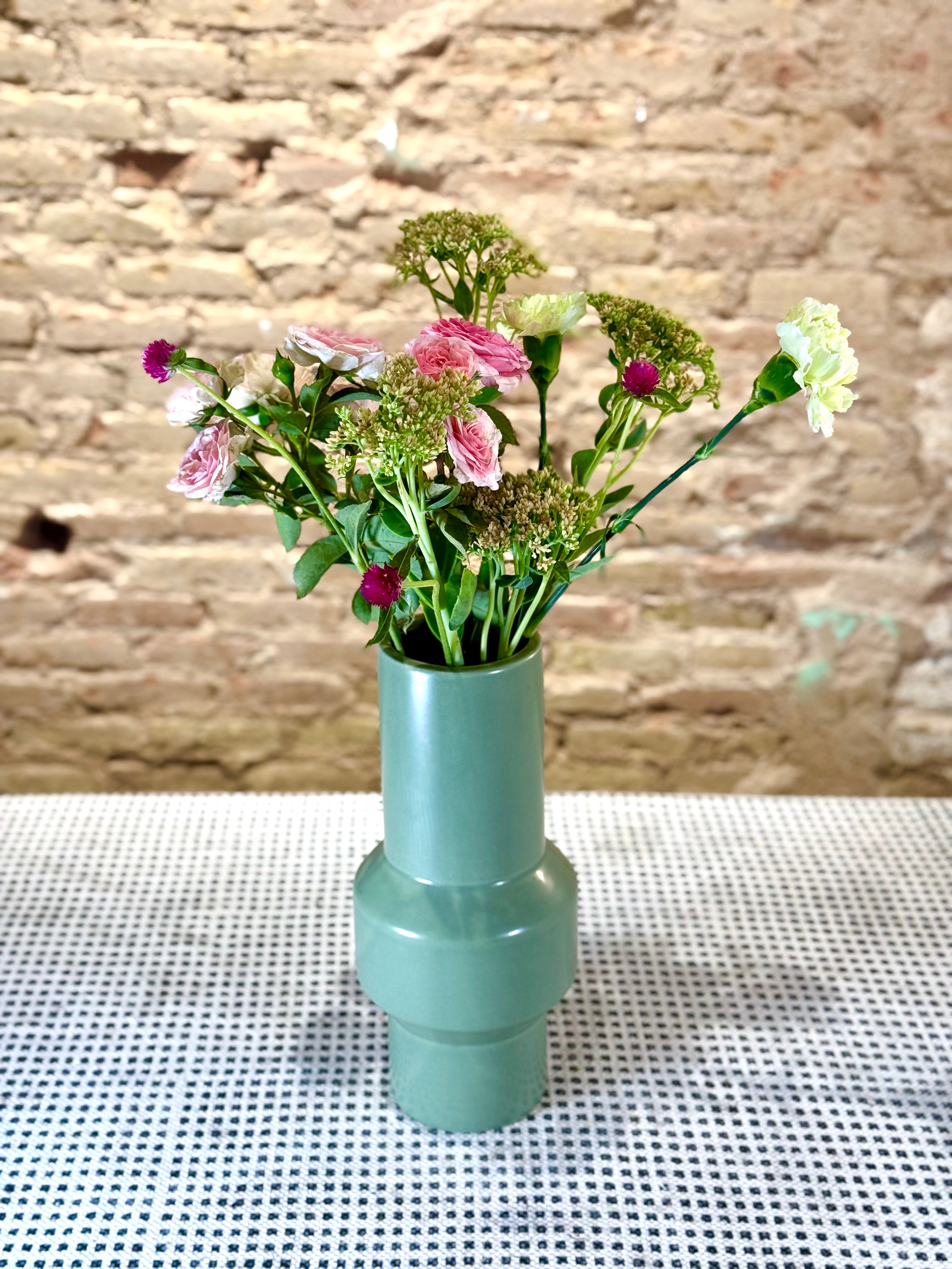 Florero cilíndrico de cerámica verde, estilo minimalista