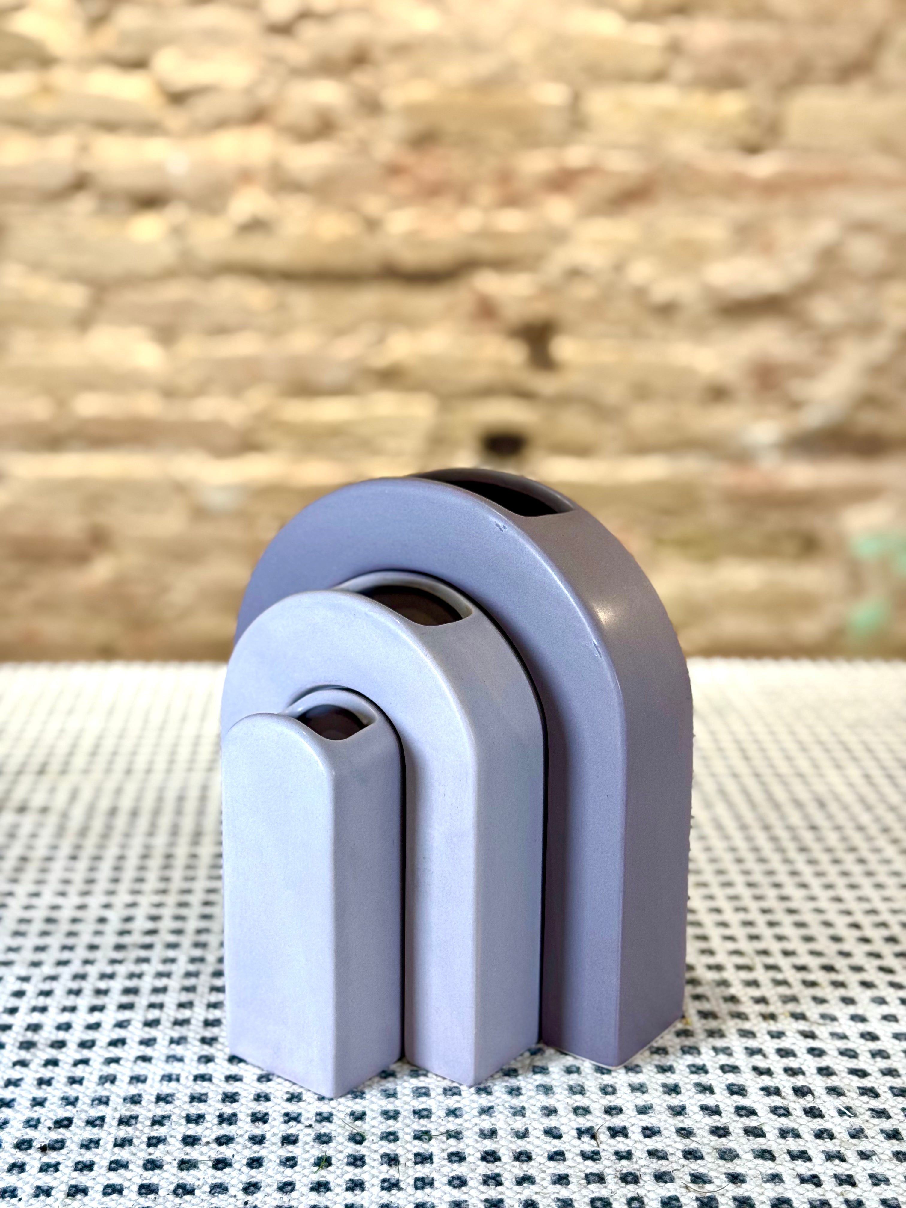 Florero tríptico en cerámica, tonos violetas, minimalista