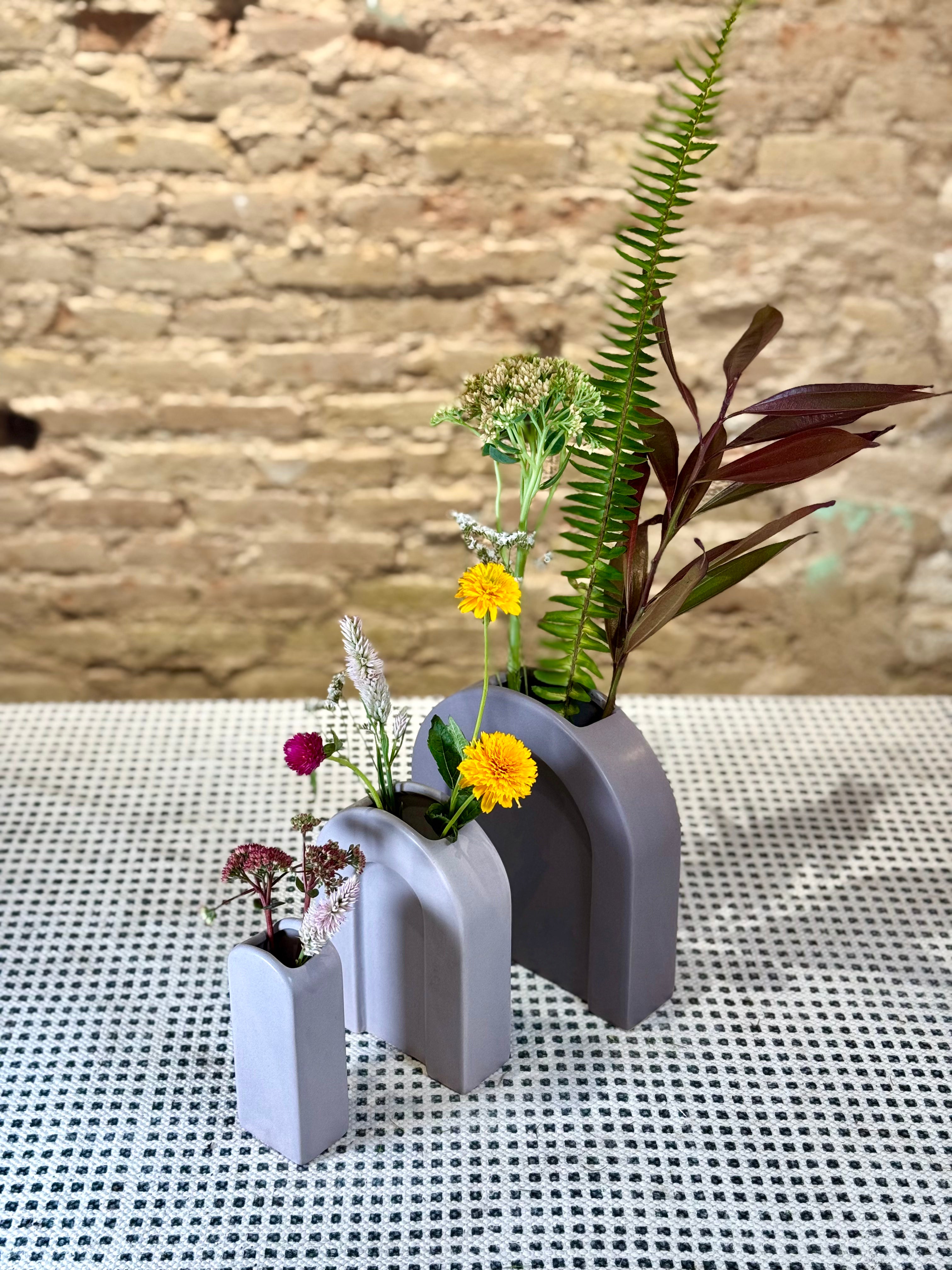 Florero tríptico en cerámica, tonos violetas, minimalista