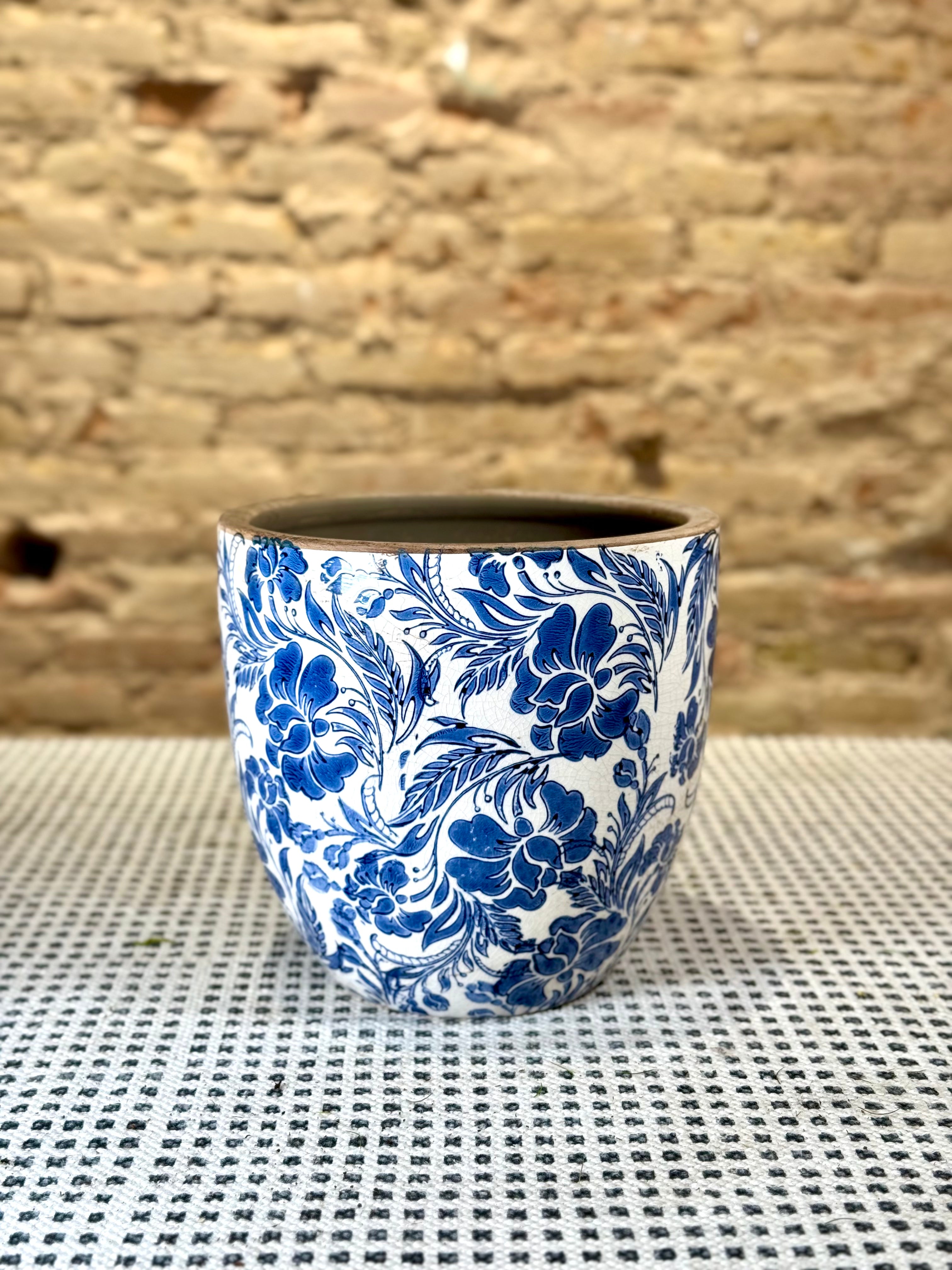Portamacetas Blanco con Motivos Florales en Arabescos Azules