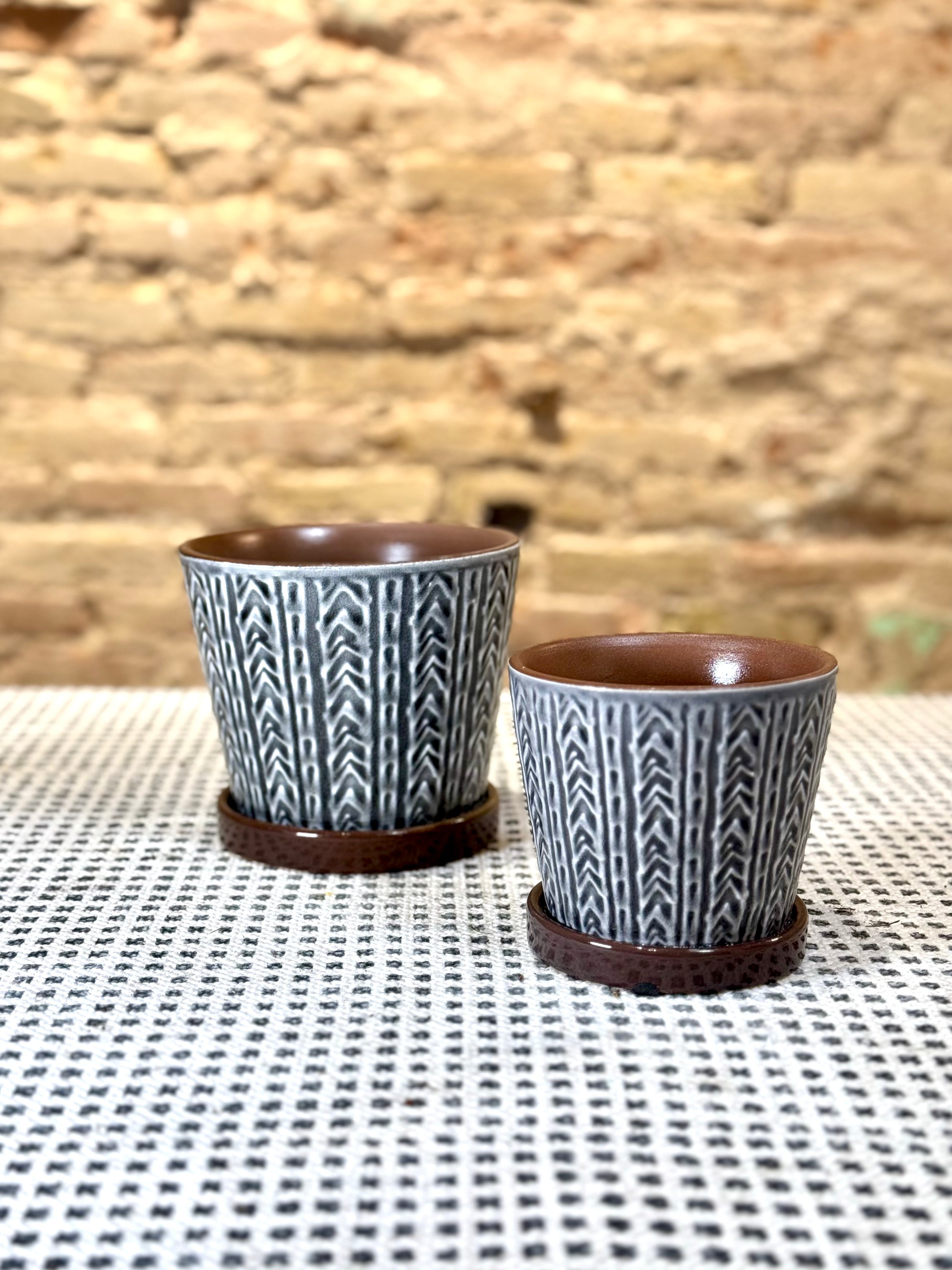 Portamacetas Dúo Gris Oscuro y Marrón con Plato de Drenaje